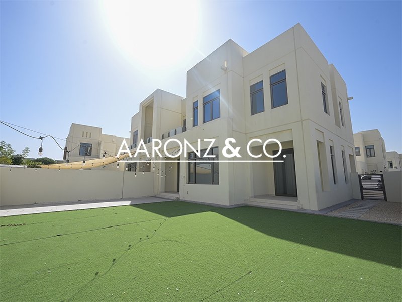 Таунхаус с 4 спальнями в Рим, ОАЭ № 114094