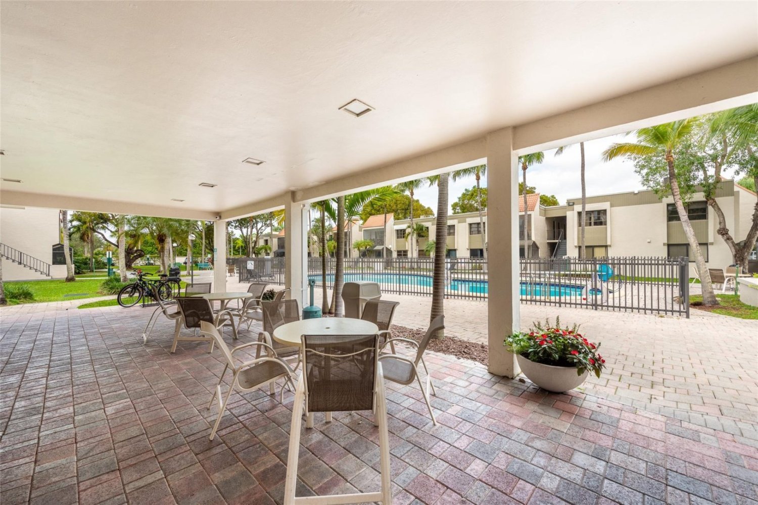 2 chambres propriété commerciale à louer à Miami, Miami-Dade, Florida, USA № 613383