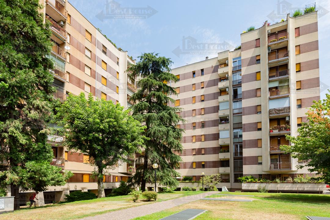 3 bedrooms Commercial property in Milan, Italy No. 274519