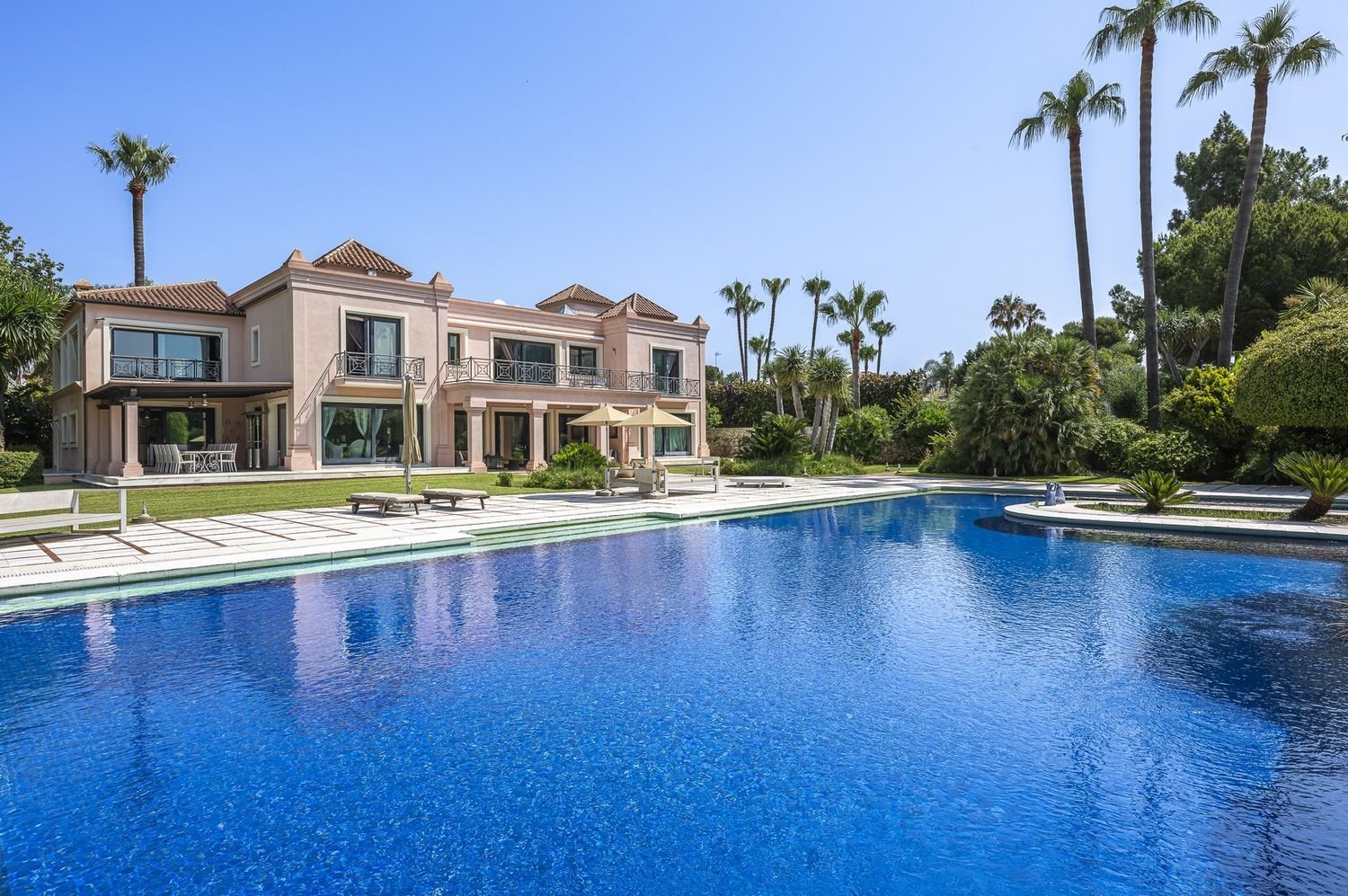 8 bedrooms House in Estepona, Spain No. 140113