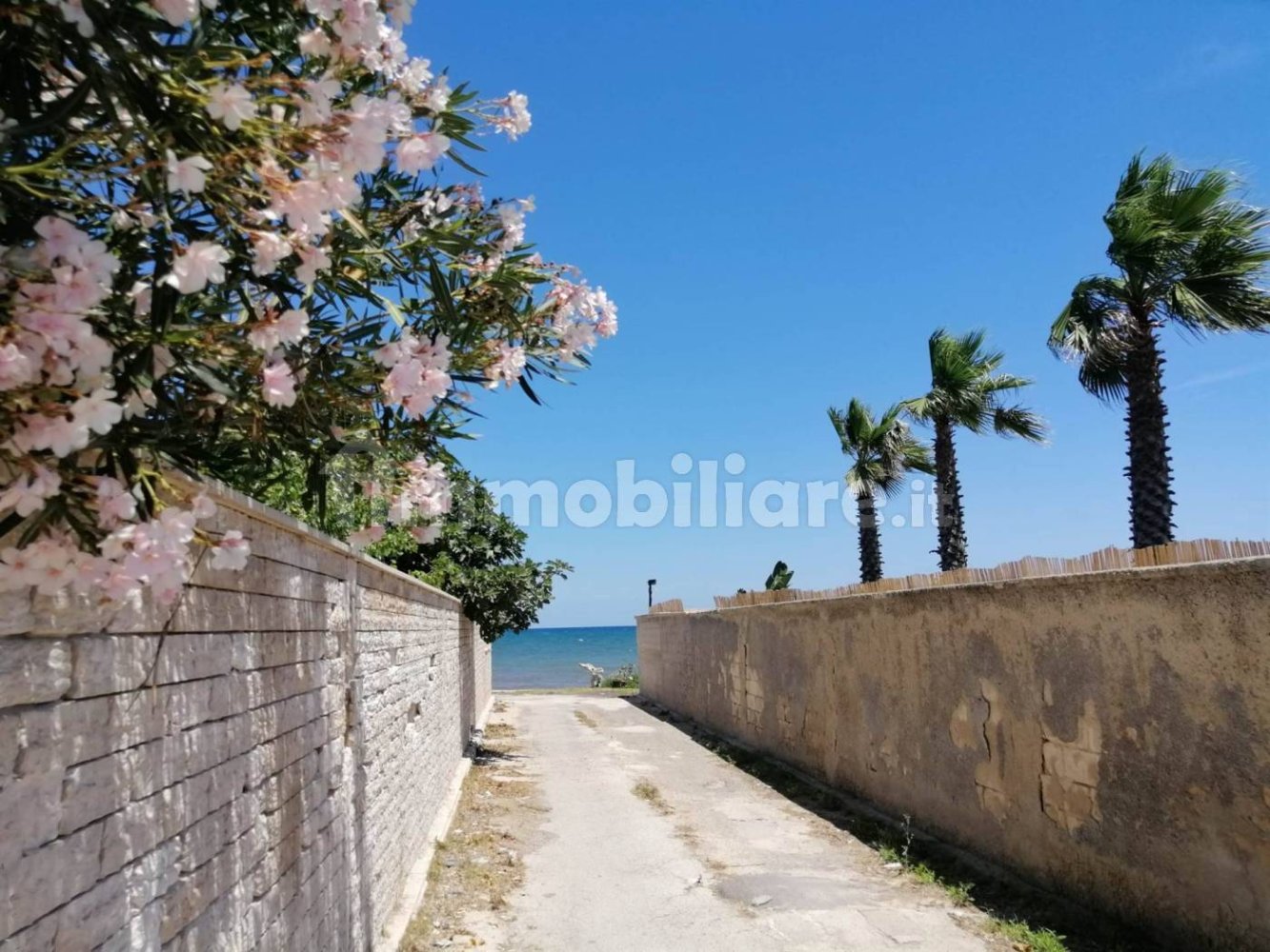 Вилла с 4 спальнями в Бари, Италия № 105163