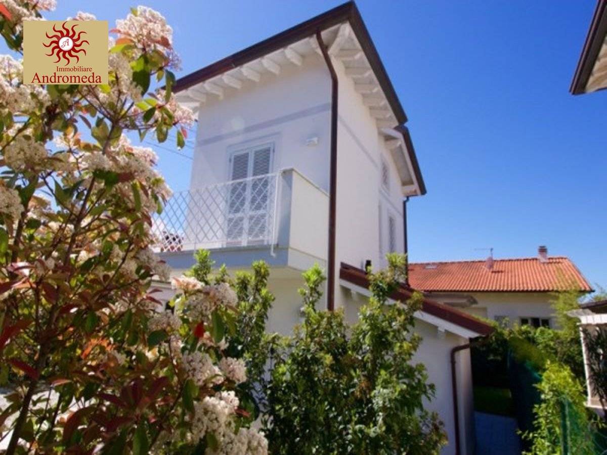 Villa de 4 dormitorios en Forte dei Marmi, Italy No. 191734