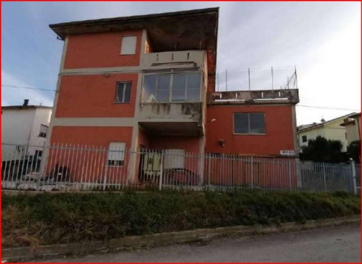 865m² Commercial property in Torre San Patrizio, Italy No. 183278