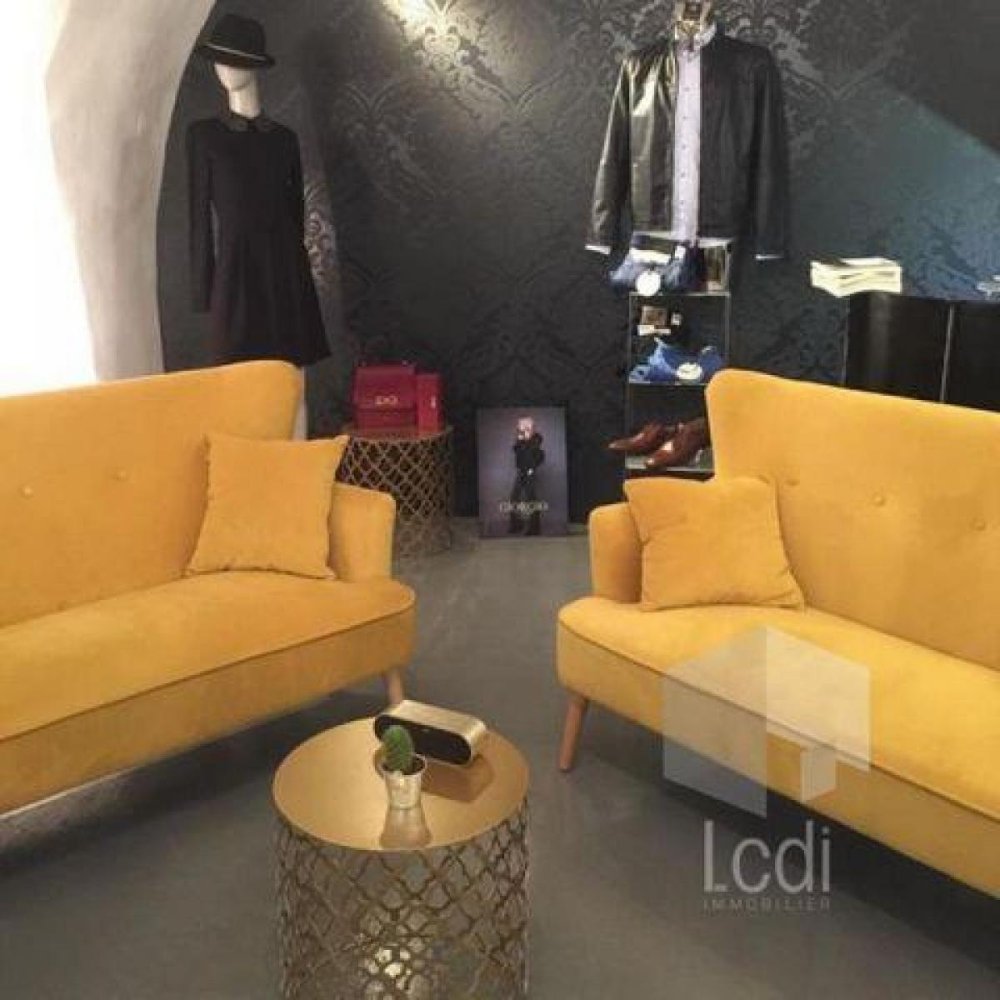 140m² Shop in Entrecasteaux, France No. 19479