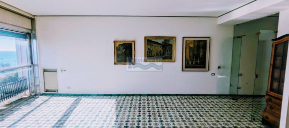 Квартира с 4 комнатами в Санремо, Италия № 130934 5