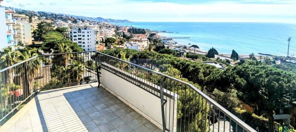 Квартира с 4 комнатами в Санремо, Италия № 130934 2