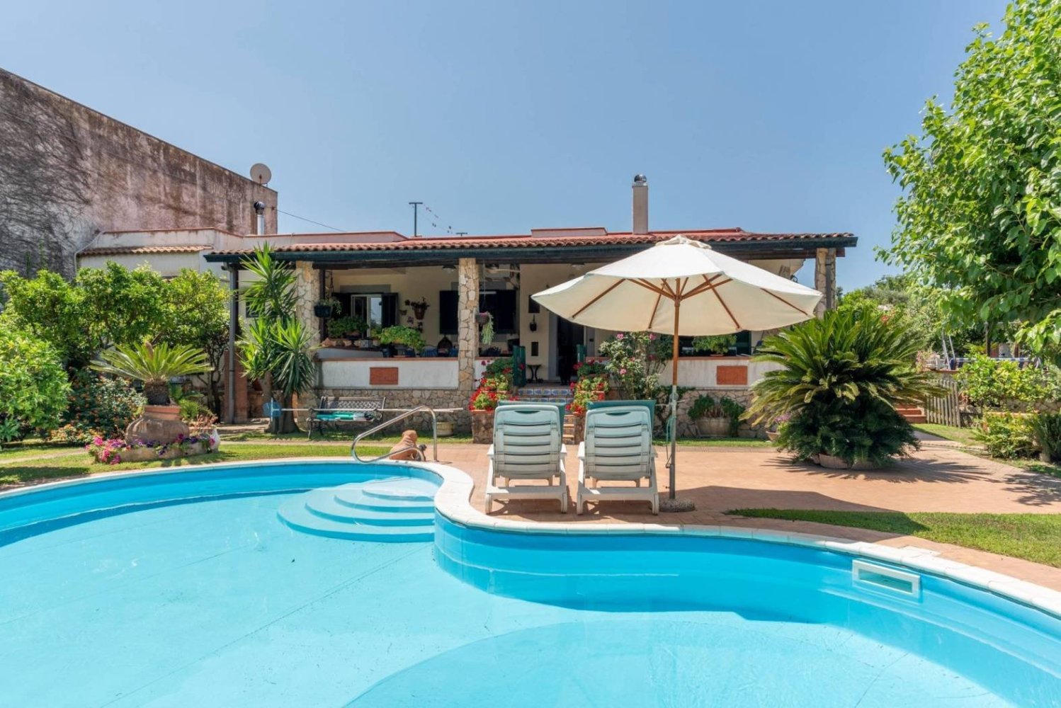 5 bedrooms Villa in Pozzuoli, Italy No. 320745