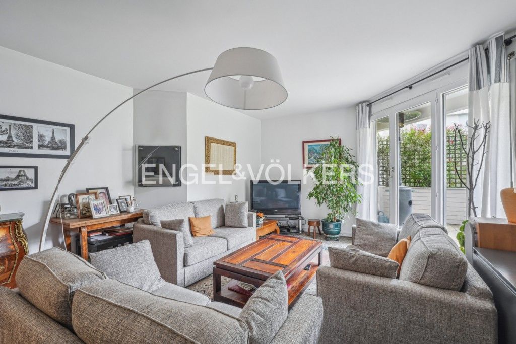 2 bedrooms Apartment in Courbevoie, France No. 172108