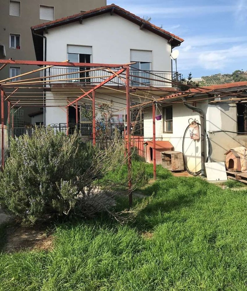 4 rooms House in Vallecrosia, Italy No. 194824