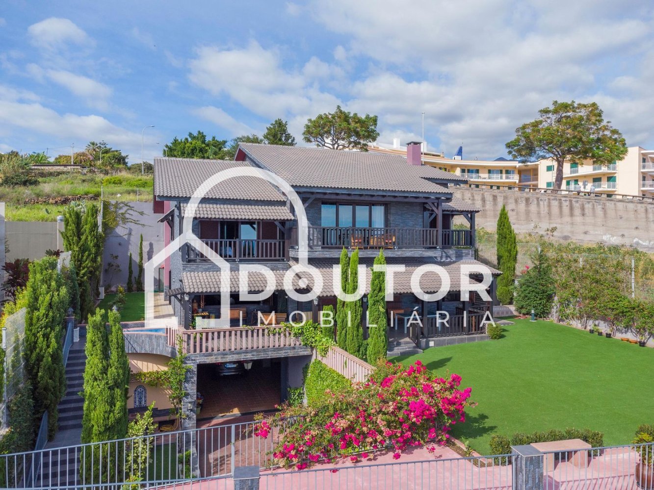 Дом с 4 спальнями в Фуншал, Португалия № 107795