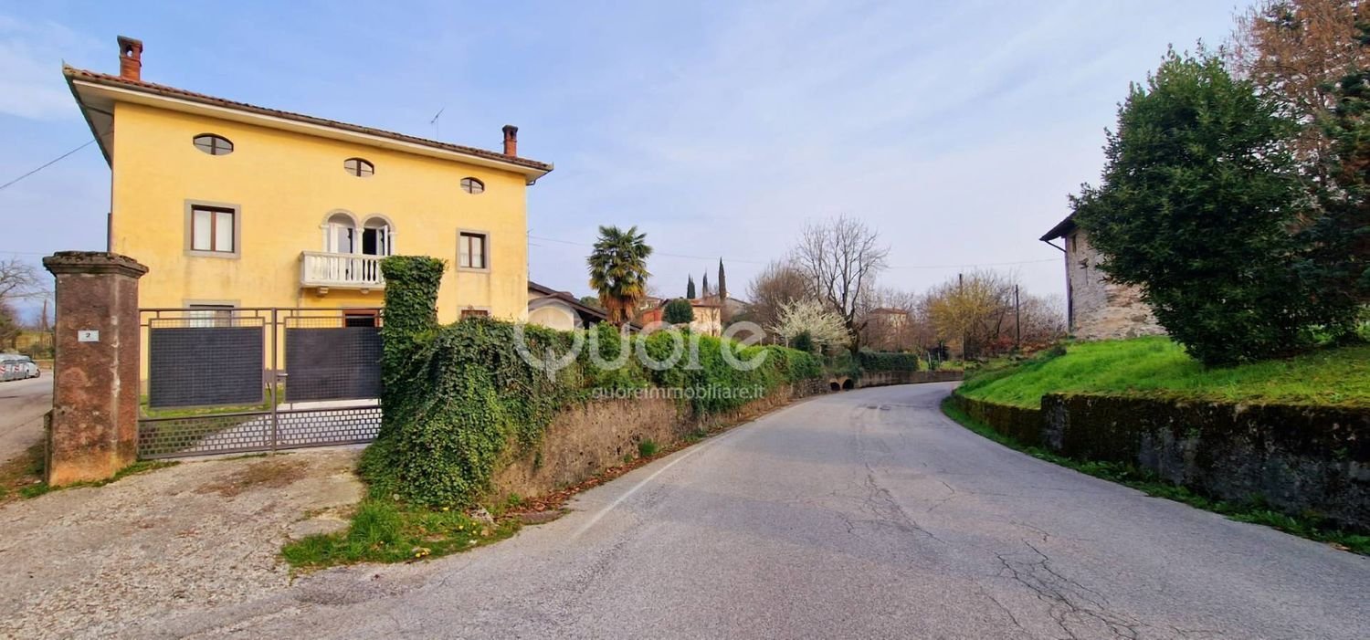 Casa de 9 habitaciónes en Udine, Italy No. 185464