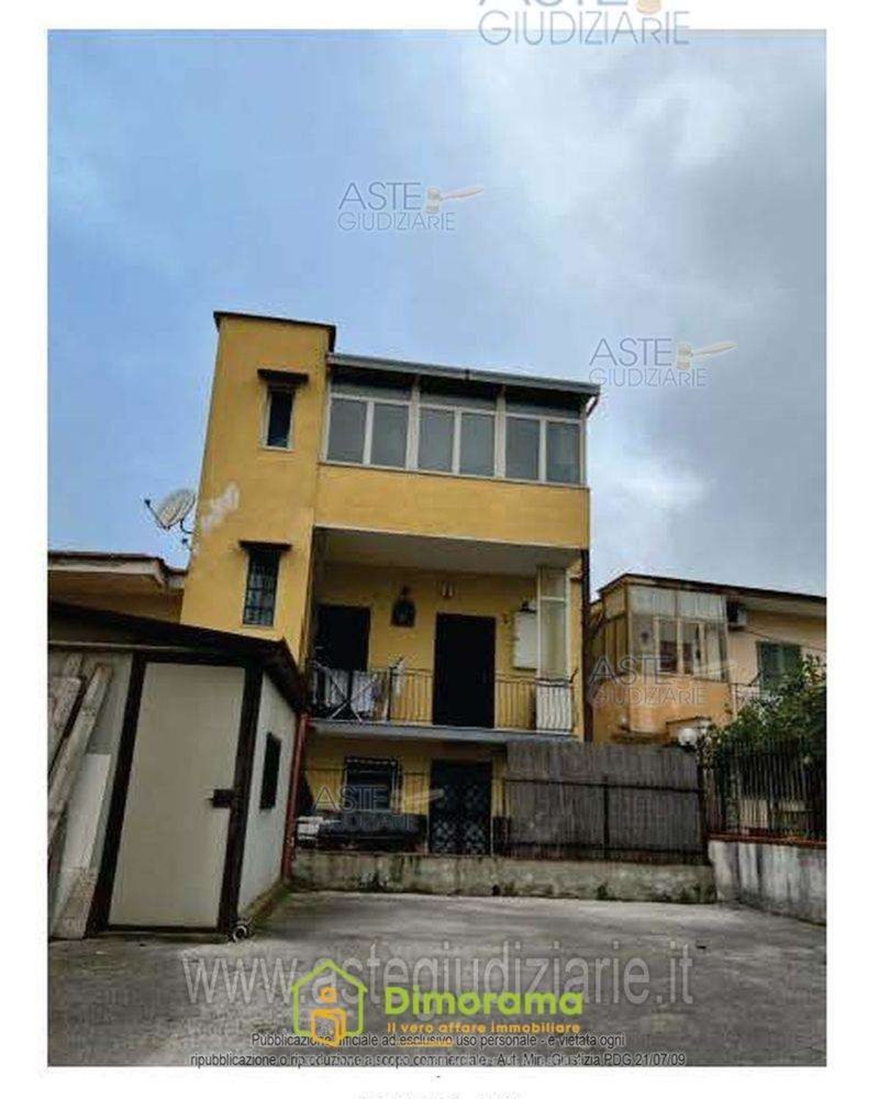 4 rooms Apartment in Naples, Italy No. 10276