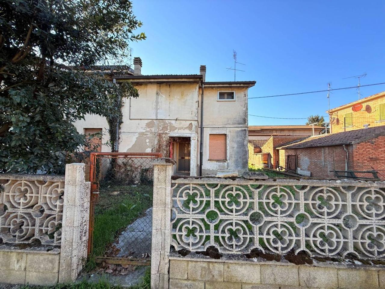 5 rooms Villa in Argenta, Italy No. 107911