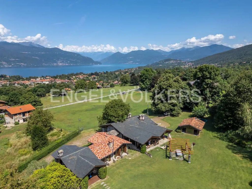 3 bedrooms Villa in Castelveccana, Italy No. 64989