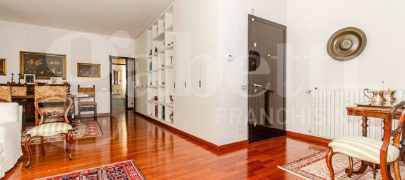 3 bedrooms Apartment in Milan, Italy No. 316362 9