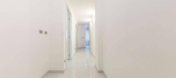 3 rooms Apartment in Genoa, Italy No. 37081 2