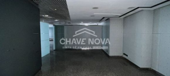 984m² Commercial property in Porto, Portugal No. 50606 7