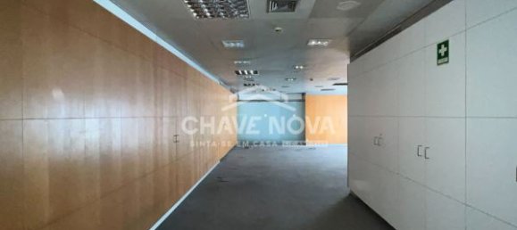 984m² Commercial property in Porto, Portugal No. 50606 2