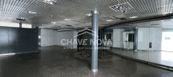 984m² Commercial property in Porto, Portugal No. 50606 11