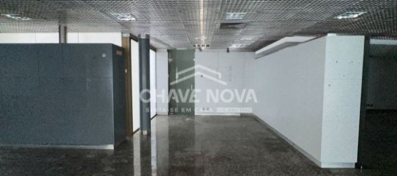 984m² Commercial property in Porto, Portugal No. 50606 3