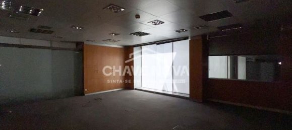 984m² Commercial property in Porto, Portugal No. 50606 14