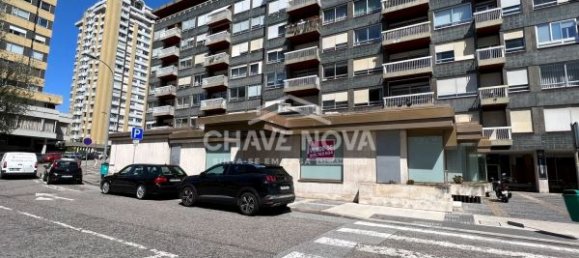 984m² Commercial property in Porto, Portugal No. 50606 21