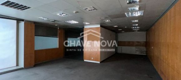 984m² Commercial property in Porto, Portugal No. 50606 15
