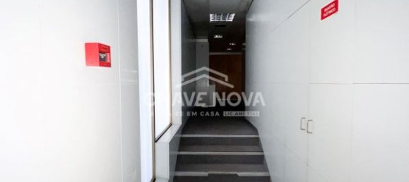 984m² Commercial property in Porto, Portugal No. 50606 12