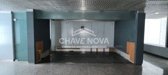984m² Commercial property in Porto, Portugal No. 50606 10