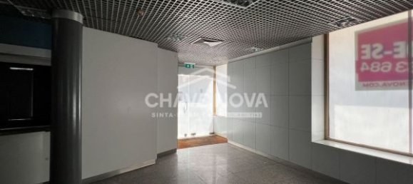984m² Commercial property in Porto, Portugal No. 50606 18