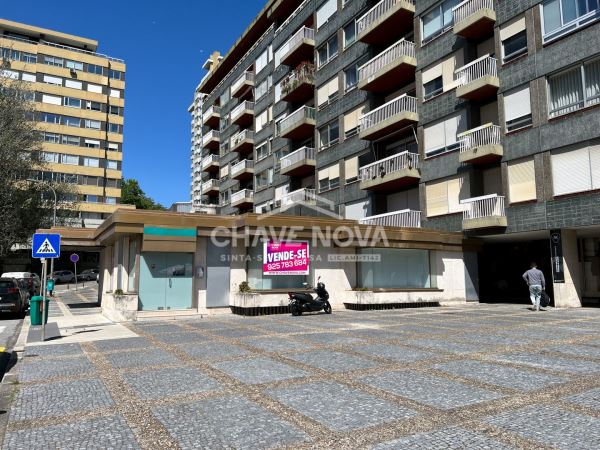 984m² Commercial property in Porto, Portugal No. 50606