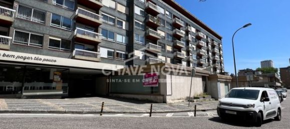 984m² Commercial property in Porto, Portugal No. 50606 4