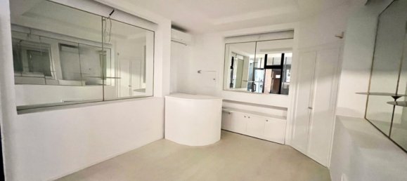 2 rooms Commercial property in Piacenza, Italy No. 86092 3