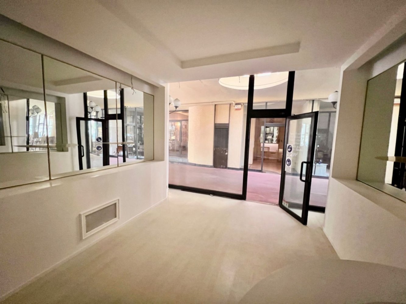 2 rooms Commercial property in Piacenza, Italy No. 86092