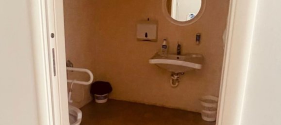 240m² Commercial property in La Spezia, Italy No. 74398 5