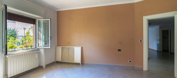3 rooms Apartment in Naples, Italy No. 353351 8