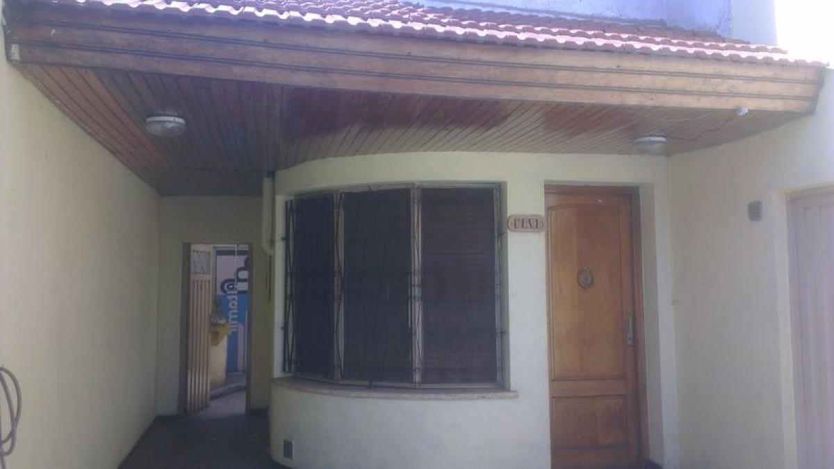 Casa de 3 dormitorios en Lanús, Argentina No. 59415