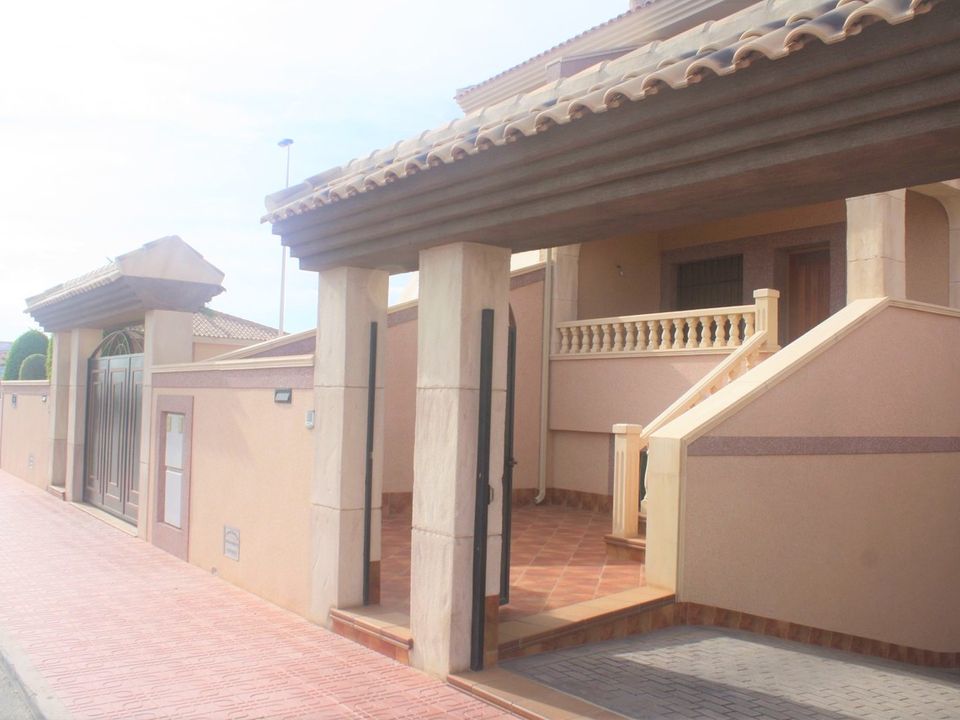 3 bedrooms Townhouse in Torrevieja, Spain No. 185128