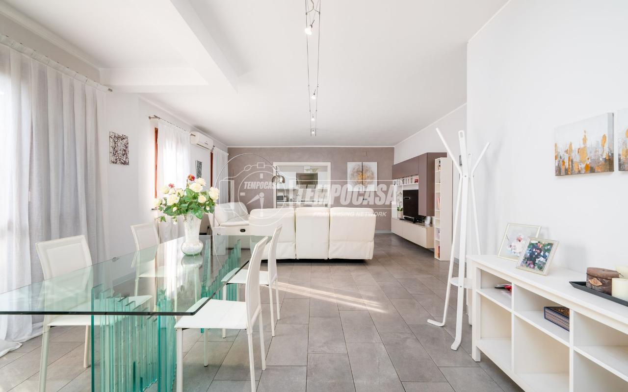 3 rooms Apartment in Reggio Emilia, Italy No. 173996