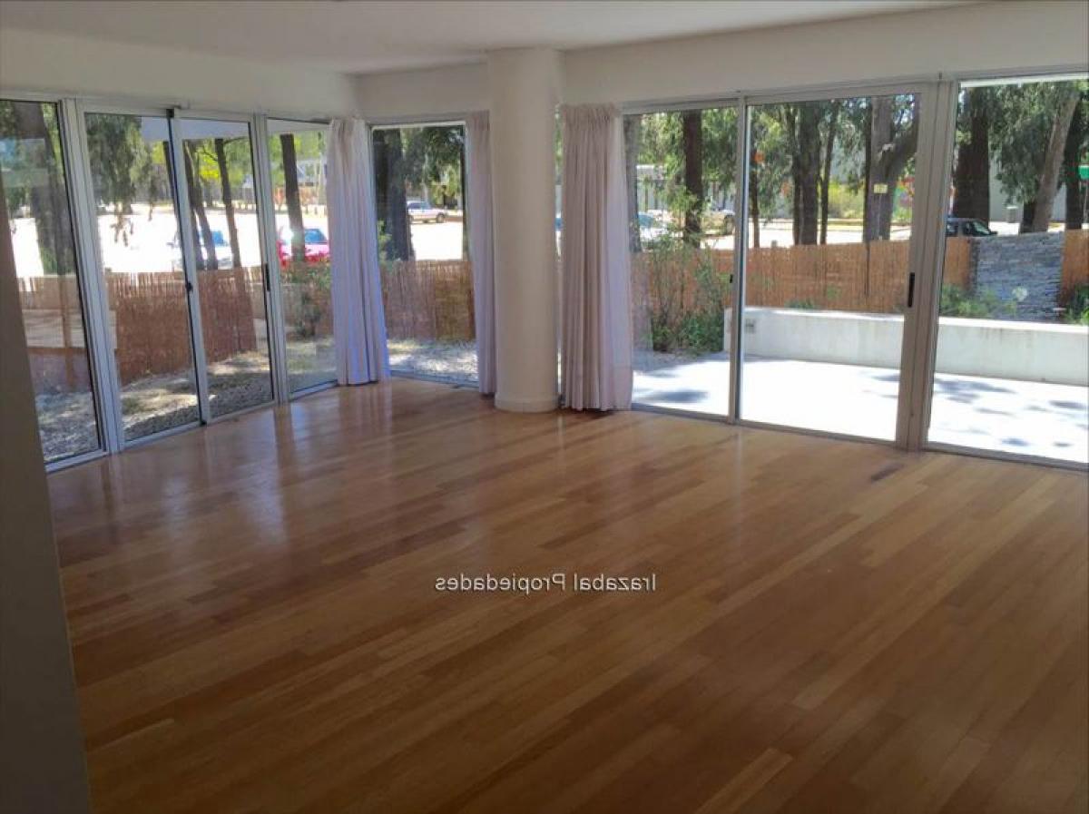 3 bedrooms Apartment in Montevideo, Uruguay No. 12381