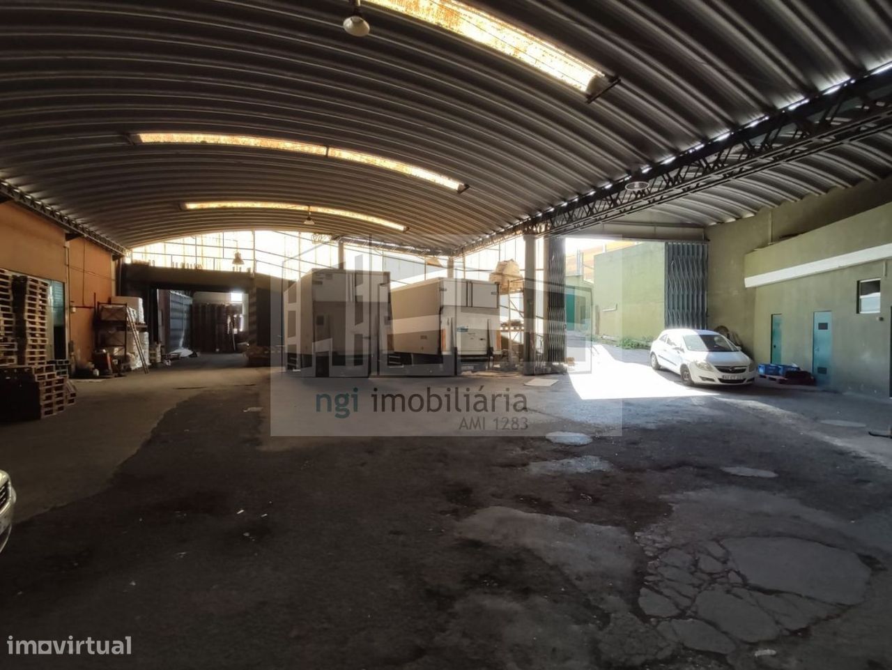 Almacén en Loures, Portugal 2400 m² No. 332665