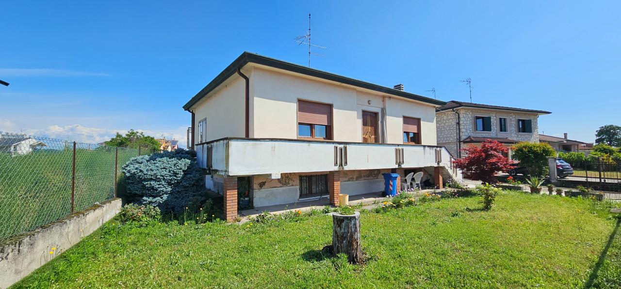 Villa de 5 habitaciónes en Veronella, Italy No. 235372