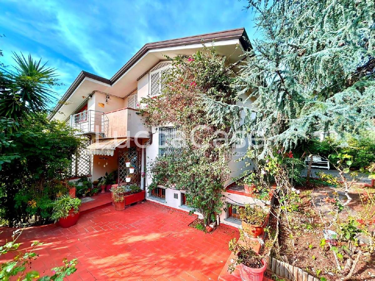4 bedrooms Villa in Massarosa, Italy No. 81735