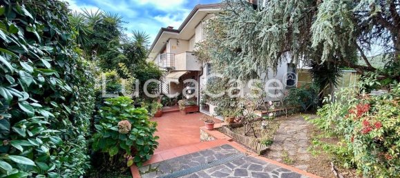 4 bedrooms Villa in Massarosa, Italy No. 81735 3