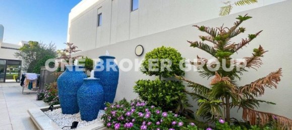 6 bedrooms Villa in Dubai, UAE No. 1170 2