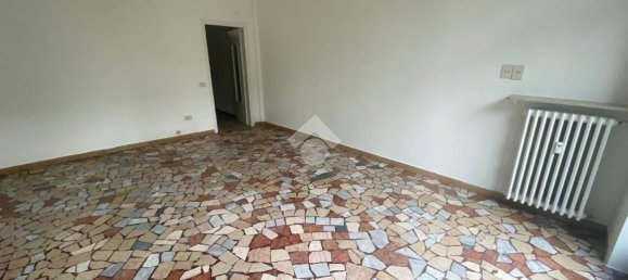 1 room Commercial property in Reggio Emilia, Italy No. 154040 2