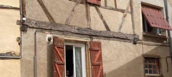 Edificio de 1 dormitorio en Pont-de-Veyle, France No. 202797 2