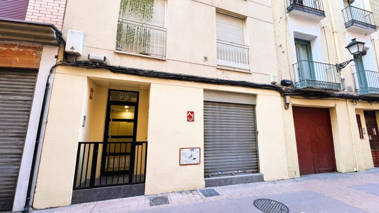 Gewerbliche Immobilie in Zaragoza, Spain 98m², Nr. 64474