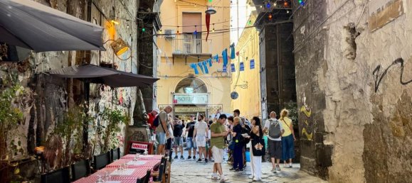 4 bedrooms Apartment in Naples, Italy No. 340027 2