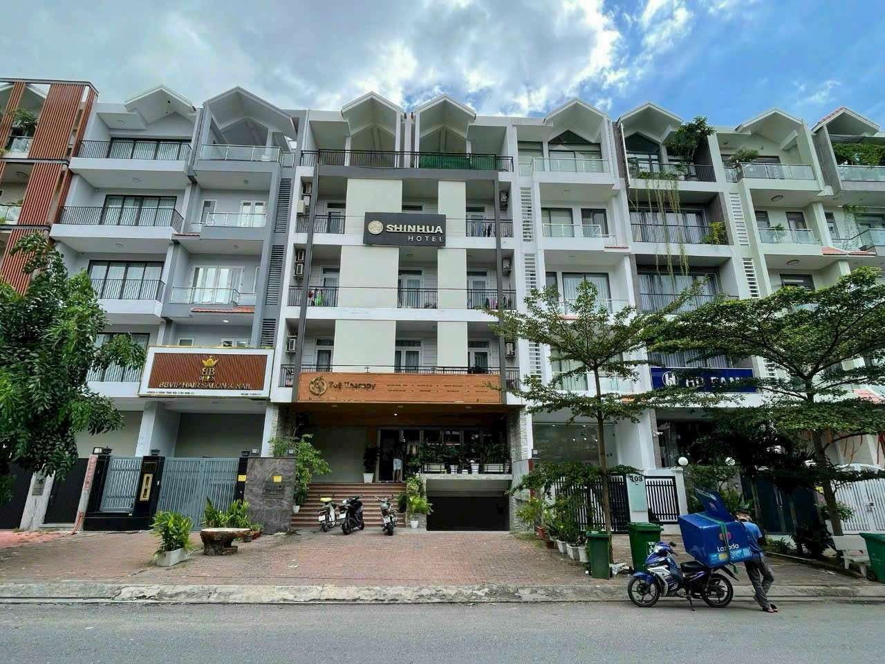 200m² Townhouse in District 7, Vietnam No. 9827